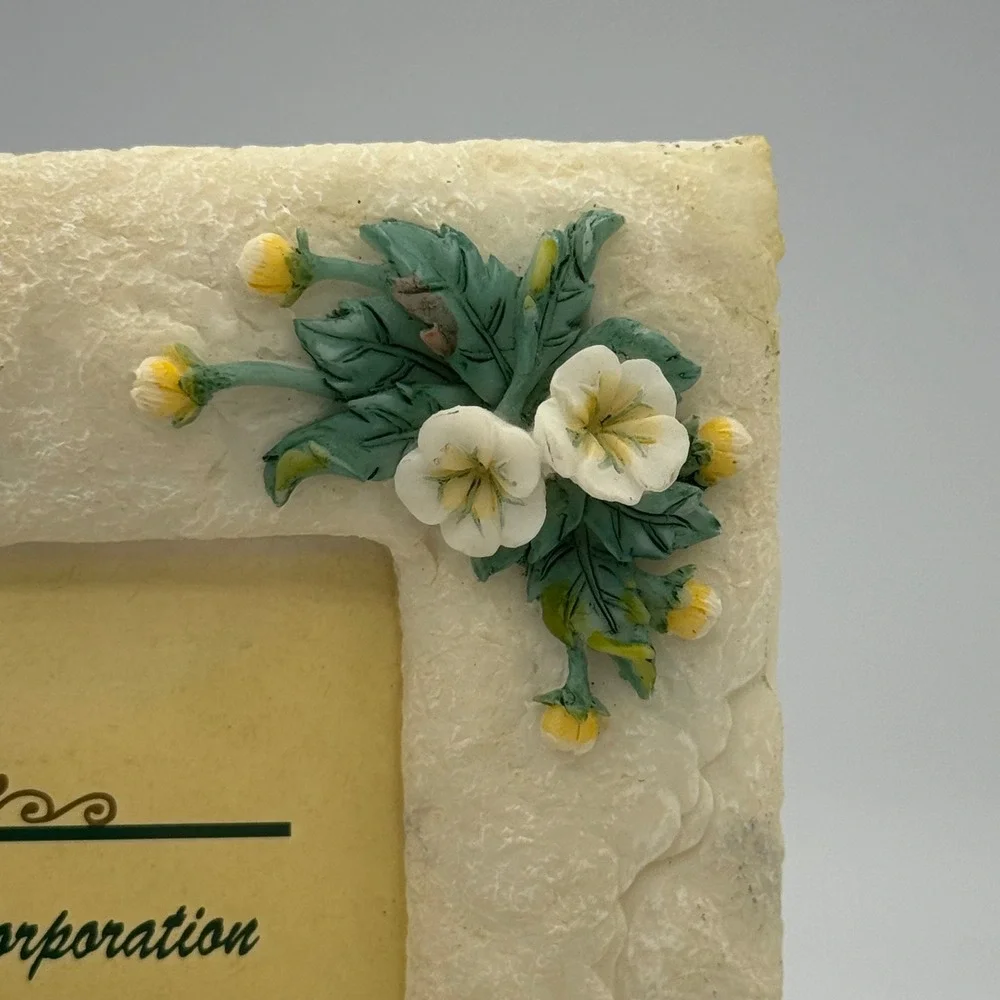 A Richesco Corp Vintage Apple Floral 3D Resin Picture Frame 3.5x5 Handpainted